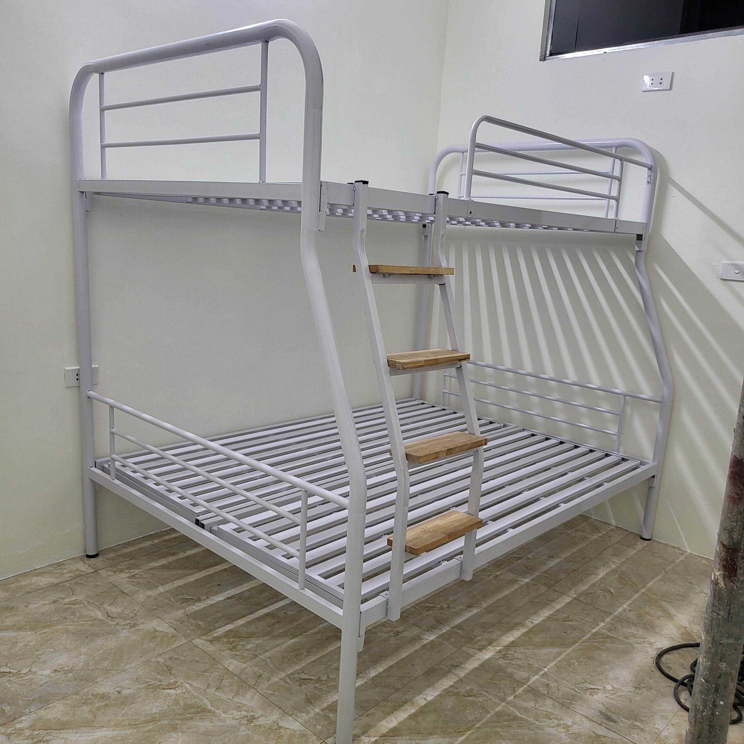 Giường tầng sắt lệch tầng ống tròn rộng 1m4 GT 43