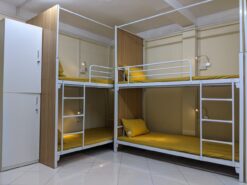 Giường tầng sắt homestay khung rèm có vách gỗ GT 30